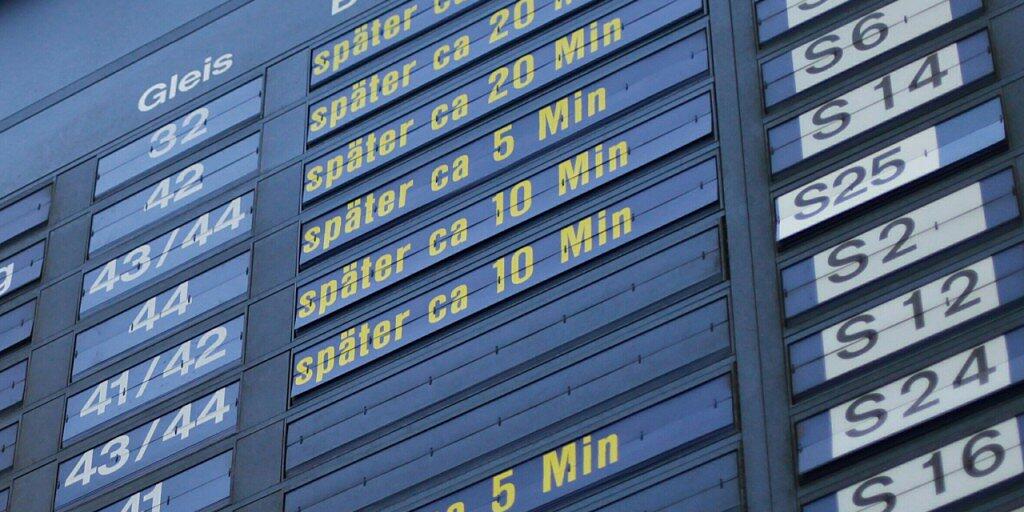 Die Sonntagspresse befasst sich unter anderem mit den Verspätungen von Zügen auf den Hauptstrecken. (Symbolbild)
