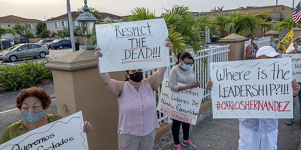 In den USA sind inzwischen mehr als 150 000 Menschen nach einer Infektion mit dem Coronavirus gestorben. Protestierende Einwohnerinnen in Florida.