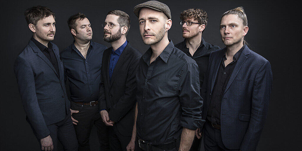 Jazzsänger Andreas Schaerer (Mitte) mit seiner Band Hildegard lernt fliegen: Das Sextett wird am diesjährigen Schaffhauser Jazzfestival auftreten - und dann im Livestream, am Radio und im Fernsehen zu hören und sehen sein.