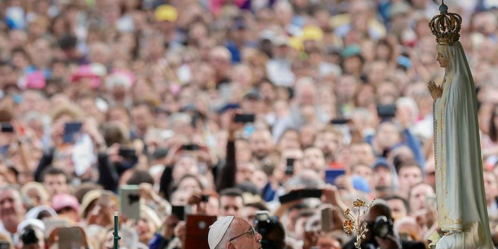 Papst Franziskus wurde am Freitag in Fátima von mehr als 400'000 Menschen empfangen.