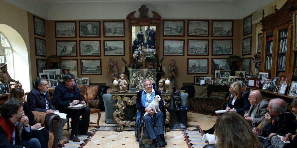 Der italienische Filmregisseur Franco Zeffirelli, hier bei der Präsentation seines Buches "Francesco" in seinem Heim in Rom im Jahr 2014. (Archivbild) Der italienische Filmregisseur Franco Zeffirelli, hier bei der Präsentation seines Buches "Francesco" in seinem Heim in Rom im Jahr 2014. (Archivbild)