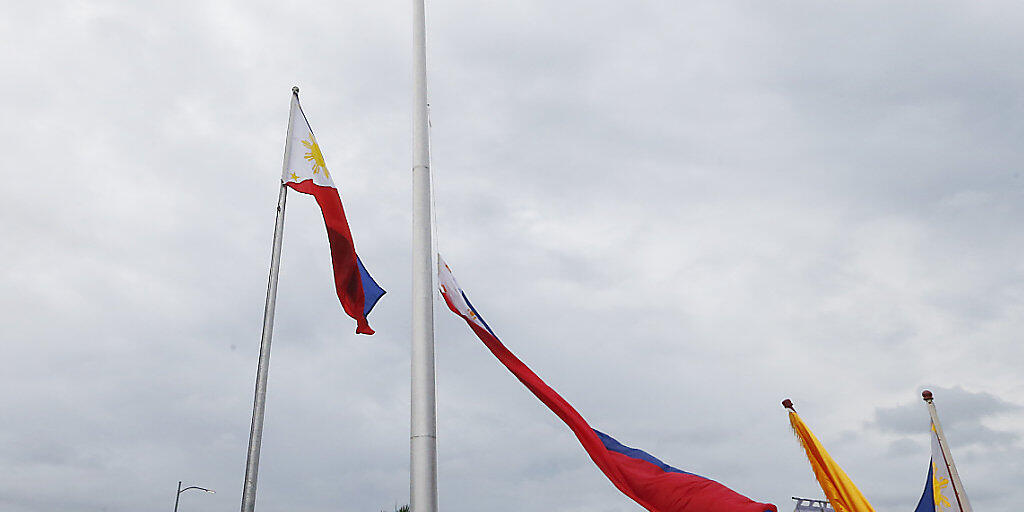 Philippinische Flaggen im Wind: ob auch sie erneuert würden, falls die Philippinen in Maharlika umgetauft würden, ist offen. Die Umbenennung, die Präsident Duterte gerne möchte, stösst nicht gerade auf Begeisterung im Land.