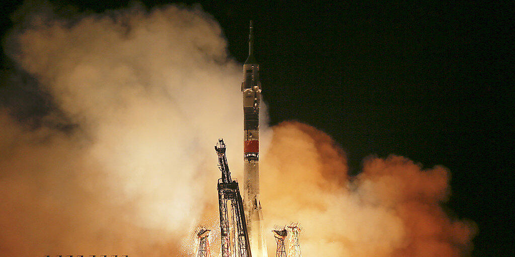 Vor gut fünf Monaten schlug der Start einer Sojus-Rakete fehl - nun starten Raumfahrer in der Nacht auf Freitag einen erfolgreichen Anlauf.