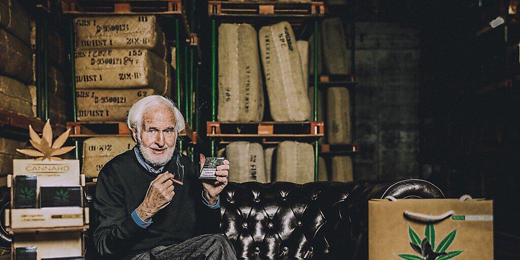 Verwaltungsratspräsident Heinrich Villiger mit der neuen Cannabis-Cigarillo.