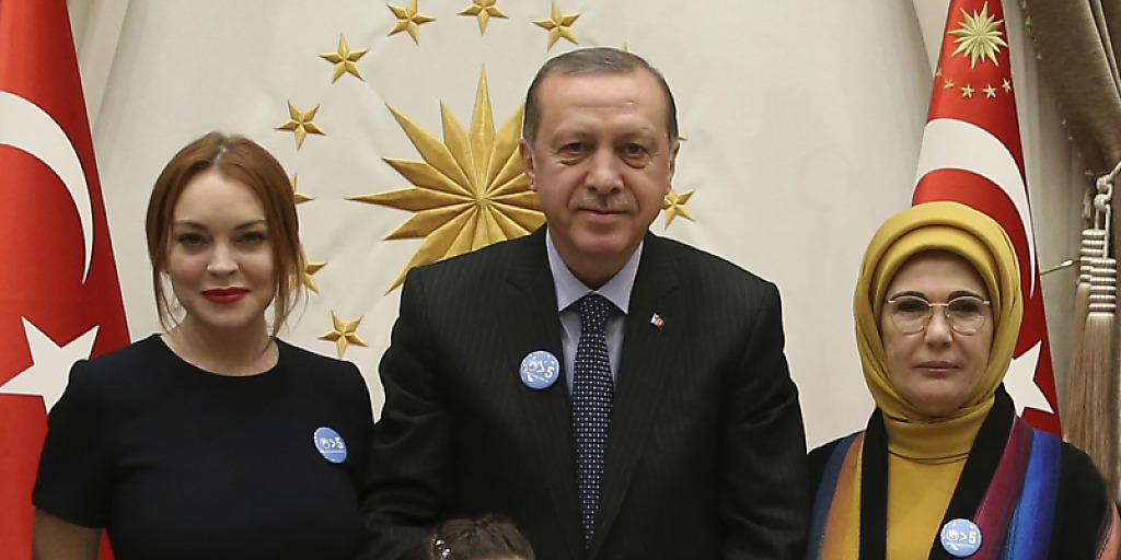 Der türkische Präsident Recep Tayyip Erdogan und seine Frau Emine (l.) empfangen das syrische Mädchen Bana und US-Schauspielerin Lindsay Lohan im Präsidentenpalast in Ankara.