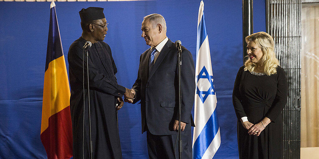 Israel und Tschad nehmen nach langen Jahrzehnten wieder diplomatische Beziehungen auf. Präsident Idriss Deby (links) und Amtskollege Benjamin Netanjahu trafen sich bereits Ende November 2018, um die Beziehungen zwischen den beiden Ländern wieder zu beleben. (Archivbild)