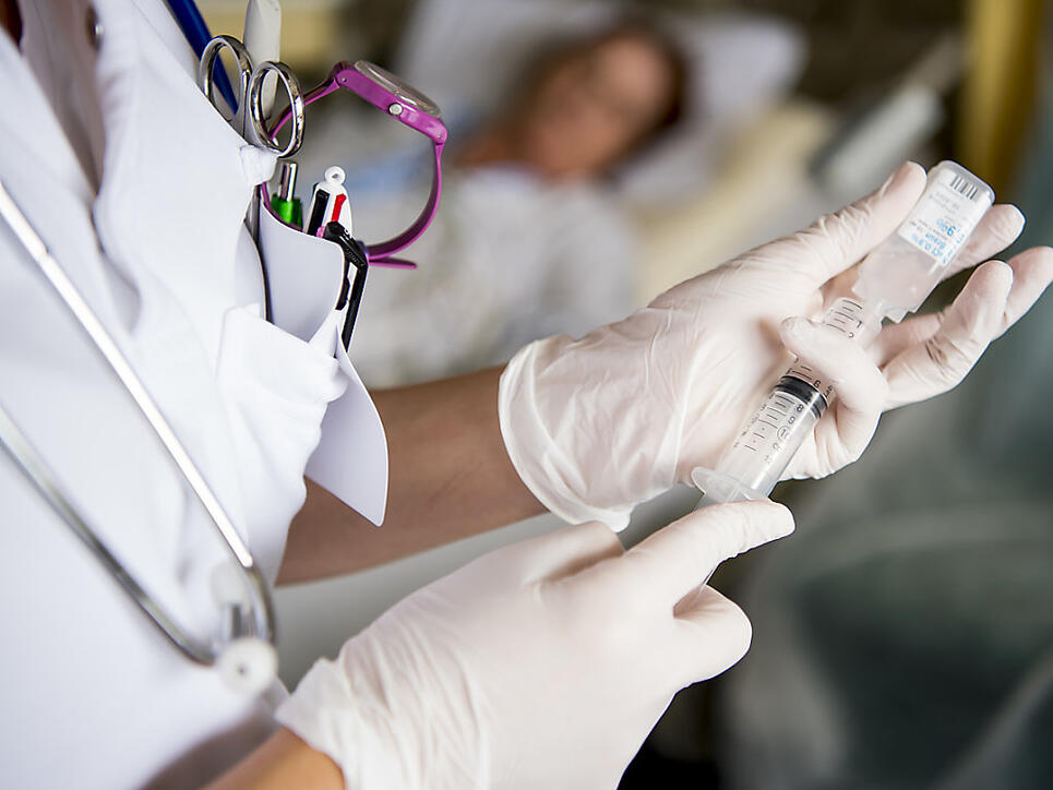 Die Allianz der Konsumentenschutz-Organisationen will im kommenden Jahr Patientinnen und Patienten gezielt über unnötige Behandlungen aufklären. (Symbolbild)