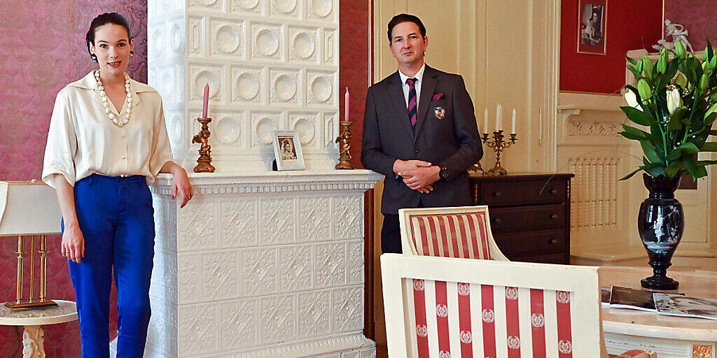Ariane und ihr Mann Uwe Marcus Rykov stehen in einem Raum in ihrem Schloss. Foto: Patrick Pleul/dpa-Zentralbild/dpa Ariane und ihr Mann Uwe Marcus Rykov stehen in einem Raum in ihrem Schloss. Foto: Patrick Pleul/dpa-Zentralbild/dpa