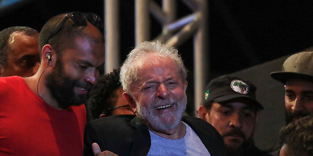 "Der Kampf ist noch nicht vorbei": Brasiliens früherer Präsident Luiz Inacio Lula da Silva bei einem Auftritt vor Anhängern in der Stadt Recife im Nordosten des Landes.