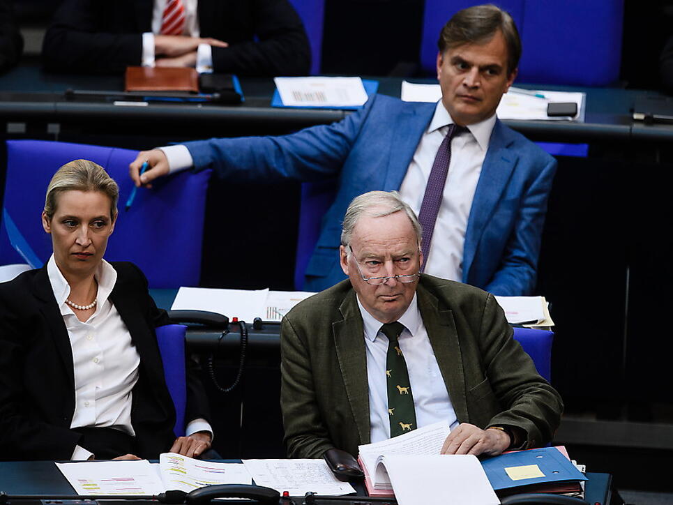 Laut Umfrage so stark wie die SPD: die rechtspopulistische AfD, im Bild die Co-Vorsitzenden Alice Weidel und Alexander Gauland (Vorne) sowie Mitglied Bernd Baumann. (Archivbild)