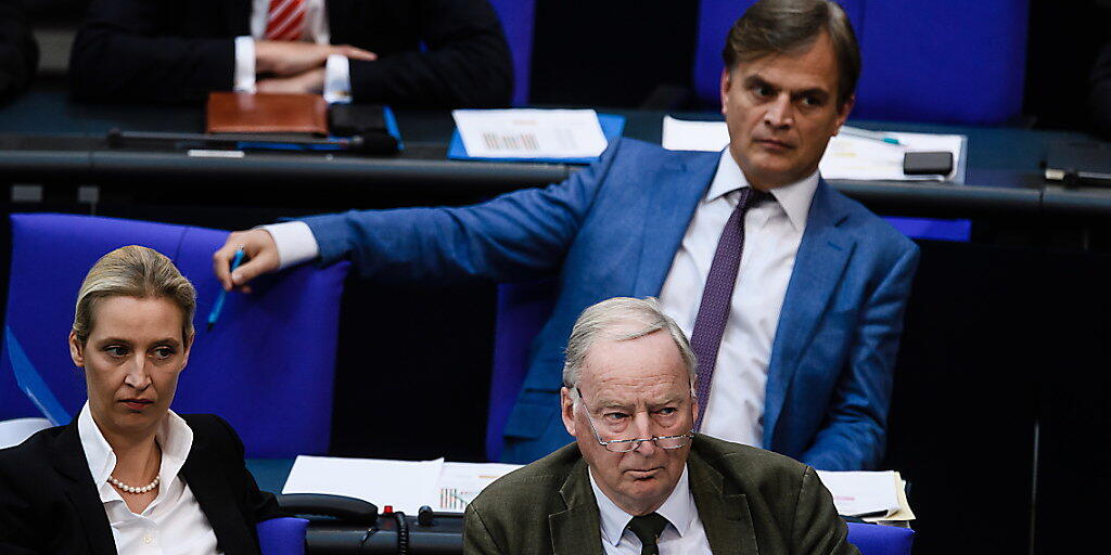 Laut Umfrage so stark wie die SPD: die rechtspopulistische AfD, im Bild die Co-Vorsitzenden Alice Weidel und Alexander Gauland (Vorne) sowie Mitglied Bernd Baumann. (Archivbild)