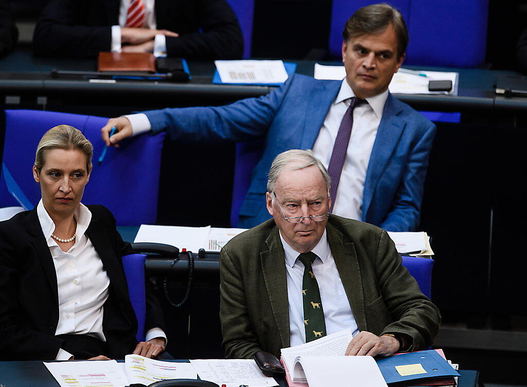 Laut Umfrage so stark wie die SPD: die rechtspopulistische AfD, im Bild die Co-Vorsitzenden Alice Weidel und Alexander Gauland (Vorne) sowie Mitglied Bernd Baumann. (Archivbild) Laut Umfrage so stark wie die SPD: die rechtspopulistische AfD, im Bild die Co-Vorsitzenden Alice Weidel und Alexander Gauland (Vorne) sowie Mitglied Bernd Baumann. (Archivbild)