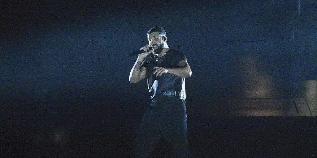 Er hat es schon wieder geschafft: Der kanadische Rapper Drake ist nach 2015 und 2016 erneut der erfolgreichste Künstler auf Spotify. (Archivbild)