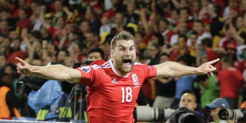Der Waliser Sam Vokes feiert seinen Treffer zum 3:1 in den Schlussminuten Der Waliser Sam Vokes feiert seinen Treffer zum 3:1 in den Schlussminuten