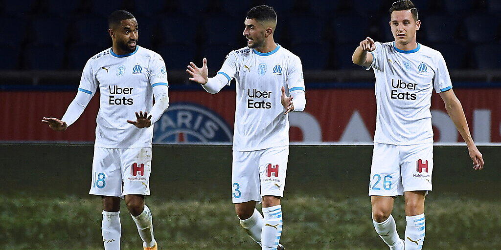 Marseilles Torschütze Florian Thauvin (rechts) freut sich mit Jordan Amavi (links) und Alvaro Gonzalez