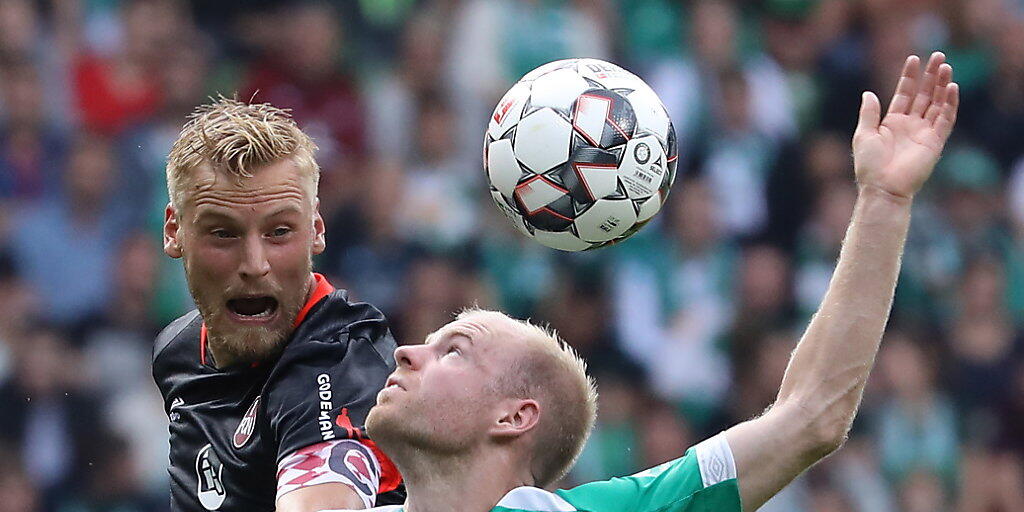 Der Bremer Davy Klaassen (in grün) im Kopfballduell mit dem Nürnberger Hanno Behrens