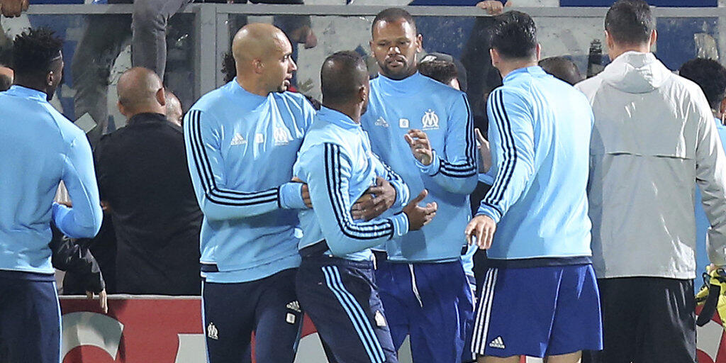 Patrice Evra muss von Mitspielern gestoppt werden