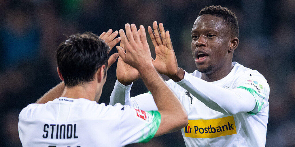 Denis Zakaria (rechts) dürfte auch nächste Saison im Trikot von Borussia Mönchengladbach jubeln