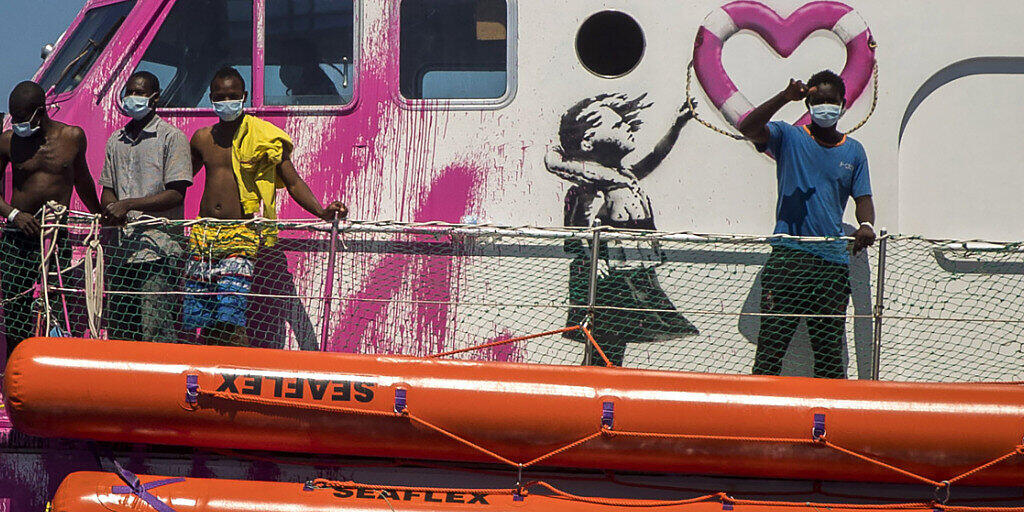 dpatopbilder - Ein Junge an Bord der «Louise Michel», das von Banksy finanziert wird, winkt. Foto: Santi Palacios/AP/dpa dpatopbilder - Ein Junge an Bord der «Louise Michel», das von Banksy finanziert wird, winkt. Foto: Santi Palacios/AP/dpa