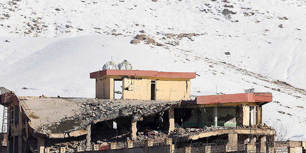 Das von den Taliban angegriffene Gebäude in der Provinz Wardak in Afghanistan stürzte teilweise ein. Über 60 Menschen wurden getötet.