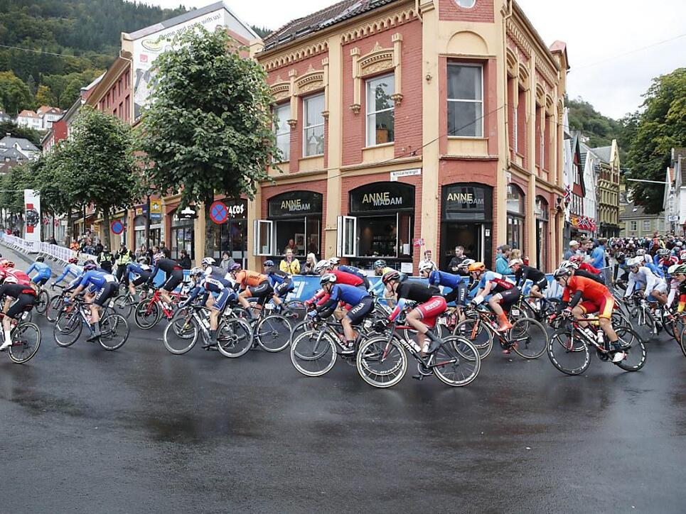 Regennasse Strassen beim Rennen der U23 in Bergen