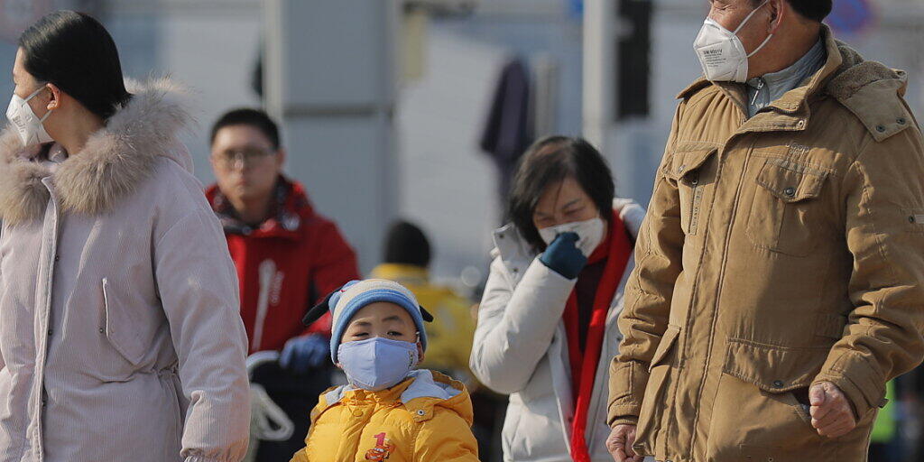 Diese Menschen in Peking schützen sich mit Gesichtsmasken vor der neuen Lungenkrankheit.