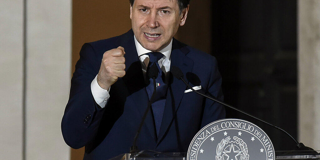 ARCHIV - Giuseppe Conte, Ministerpräsident von Italien, spricht bei einer Pressekonferenz. Conte hat mit Blick auf den geplanten milliardenschweren EU-Wiederaufbauplan Reformen in seinem Land versprochen. Foto: Uncredited/LaPresse pool via AP/dpa