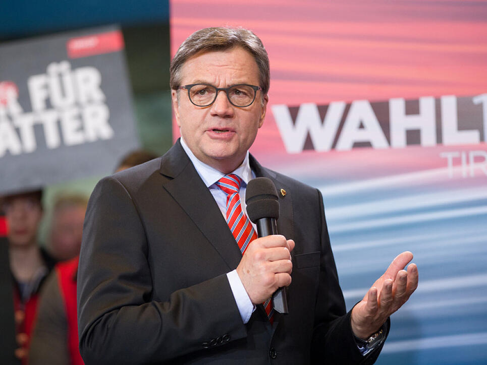 Er wird das konservativ geprägte österreichische Bundesland Tirol weiterhin führen: der amtierende Landeshauptmann Günther Platter von der ÖVP.