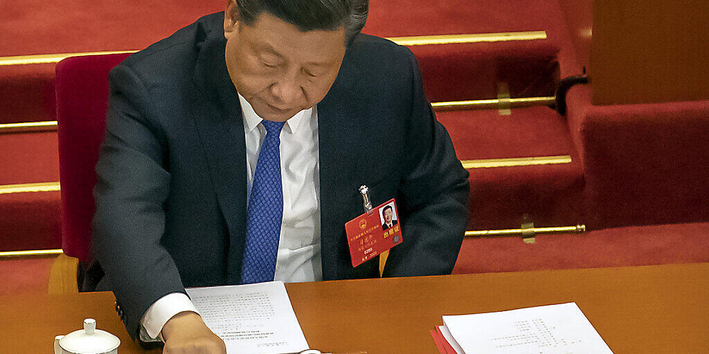 Staatspräsident Xi Jinping bei der Abstimmung über das umstrittene Sicherheitsgesetz in der Großen Halle des Volkes in Peking. Foto: Mark Schiefelbein/AP/dpa