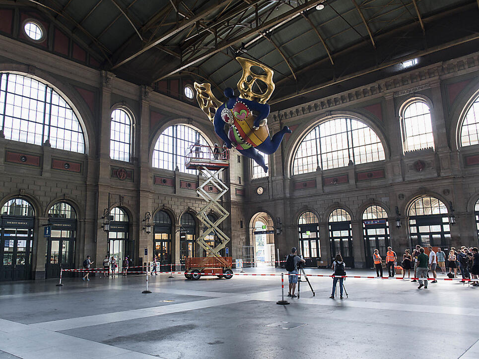 Der Schutzengel von Niki de Saint Phalle im Zürcher Hauptbahnhof wird gründlich gereinigt.