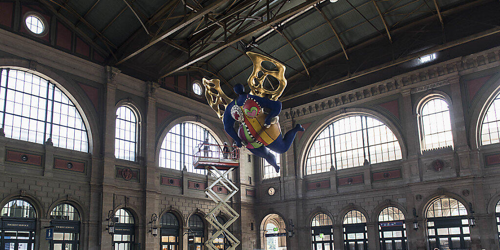Der Schutzengel von Niki de Saint Phalle im Zürcher Hauptbahnhof wird gründlich gereinigt.