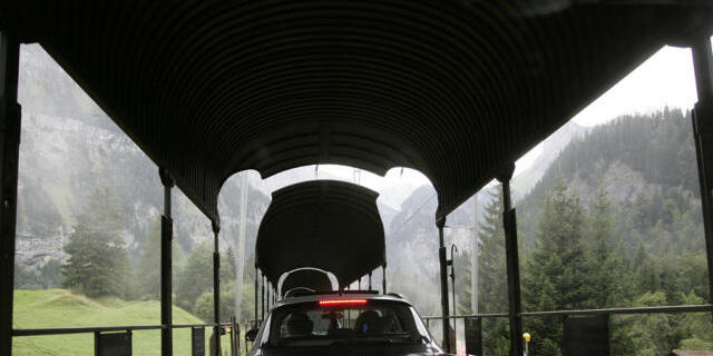 Autoreisezug der BLS von Kandersteg BE nach Goppenstein VS (Archiv) Autoreisezug der BLS von Kandersteg BE nach Goppenstein VS (Archiv)