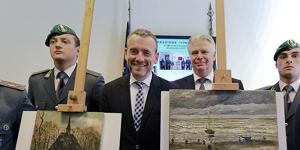 Der Direktor des Amsterdamer Van Gogh Museums, Alex Rüger, zwischen den beiden geraubten und wiedergefundenen Gemälden von Vincent van Gogh.