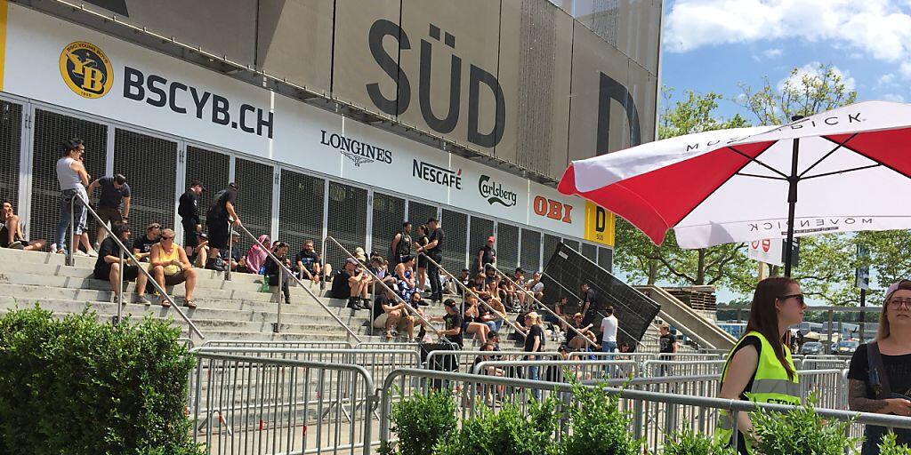 Bereits am Mittag versammelten sich vor dem Stade de Suisse die ersten Fans der Rockgruppe Rammstein. Für das Konzert am Abend werden über 40'000 Besucher erwartet.