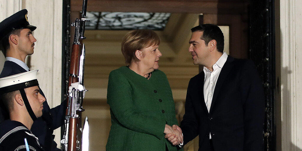 Angela Merkel wurde am Donnerstag zum Auftakt ihres Griechenland-Besuch von Ministerpräsident Alexis Tsipras empfangen.