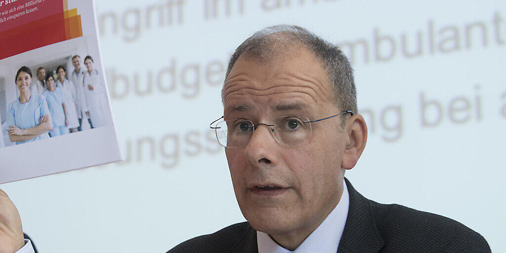 Der FMH-Präsident Jürg Schlup hat eine Aufstockung der Pflichtlager, lokale Produktionen sowie eine Modernisierung beim BAG gefordert. (Archivbild)
