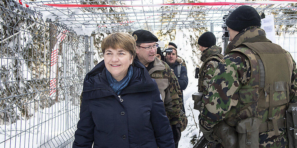 VBS-Departementschefin Viola Amherd besuchte am WEF in Davos zum ersten Mal das Militär "im Terrain". Sie fand es "fantastisch".