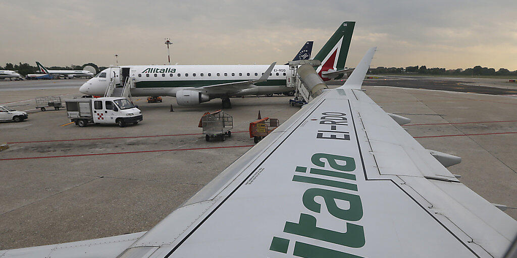 Die italienische Regierung will zusammen mit Partnern die Fluggesellschaft Alitalia wieder flott machen.(Archivbild)
