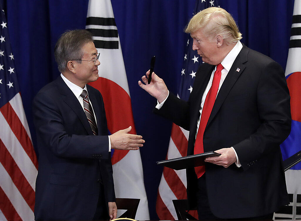 Südkoreas Präsident Moon Jae In und US-Präsident Donald Trump nach der Unterzeichnung des neuen Handelsabkommens in New York. Südkoreas Präsident Moon Jae In und US-Präsident Donald Trump nach der Unterzeichnung des neuen Handelsabkommens in New York.