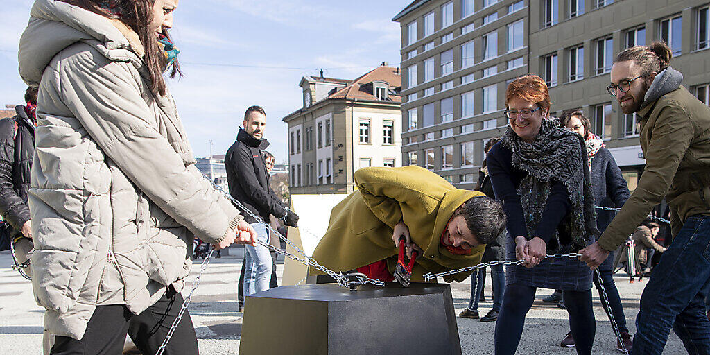 Wenn die Krankenkassenprämien nicht mehr zu stemmen sind, droht die Verschuldung. Die SP Schweiz hat im Februar 2019 eine Prämien-Entlastungs-Initiative lanciert. (Archivbild)