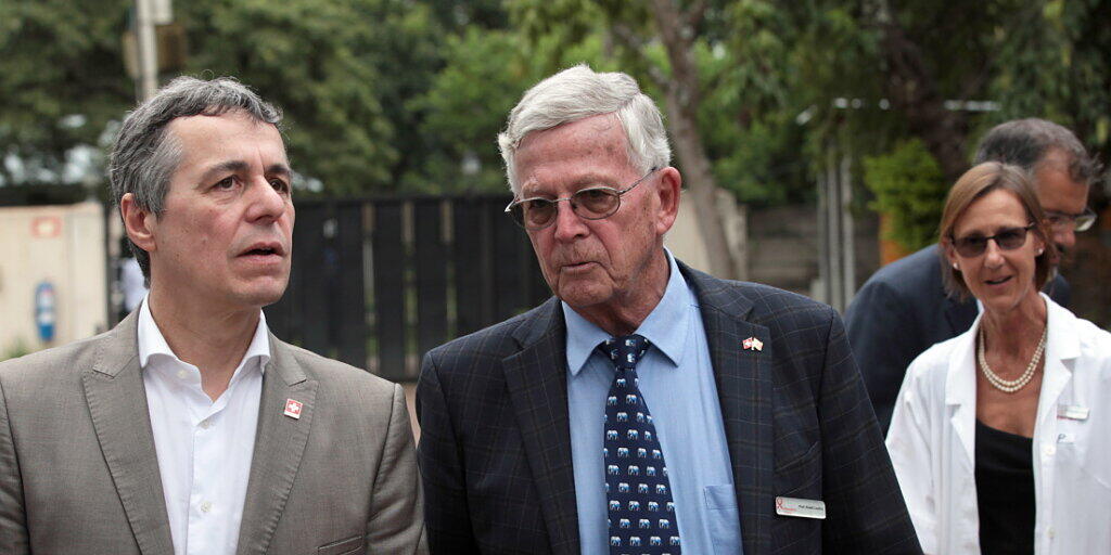 Der Schweizerische Menschenrechtspreis geht in diesem Jahr an Ruedi Lüthy (rechts), hier im Gespräch mit Aussenminister Ignazio Cassis, der Lüthys Klinik in Harare Anfang des Jahres besucht hatte.