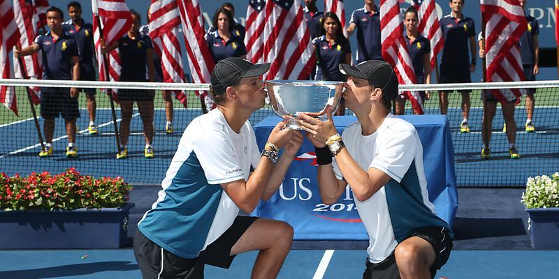 Die Zwillinge Bob und Mike Bryan nach ihrem Doppel-Triumph am US Open 2014