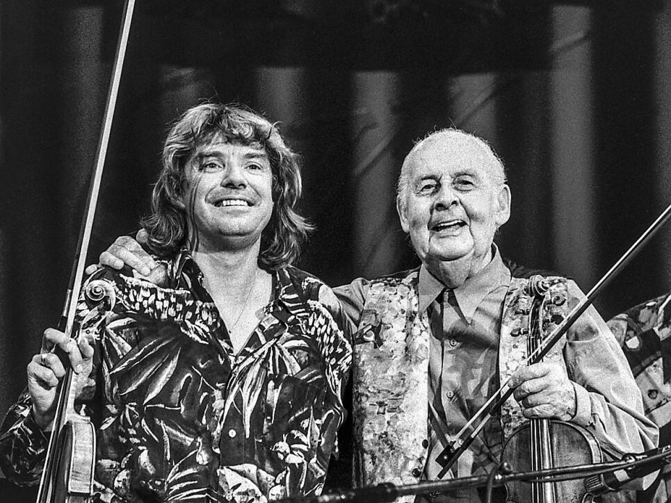 Die Violinisten Didier Lockwood (links) und Stephane Grappelli 1993 am Jazzfestival in Montreux. (Archivbild)