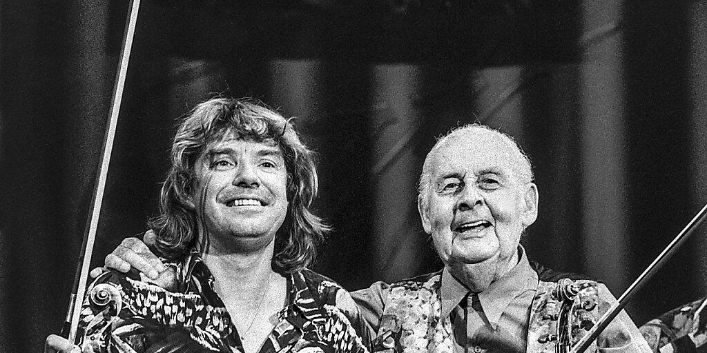 Die Violinisten Didier Lockwood (links) und Stephane Grappelli 1993 am Jazzfestival in Montreux. (Archivbild)