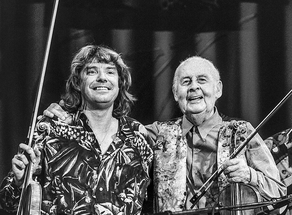 Die Violinisten Didier Lockwood (links) und Stephane Grappelli 1993 am Jazzfestival in Montreux. (Archivbild) Die Violinisten Didier Lockwood (links) und Stephane Grappelli 1993 am Jazzfestival in Montreux. (Archivbild)