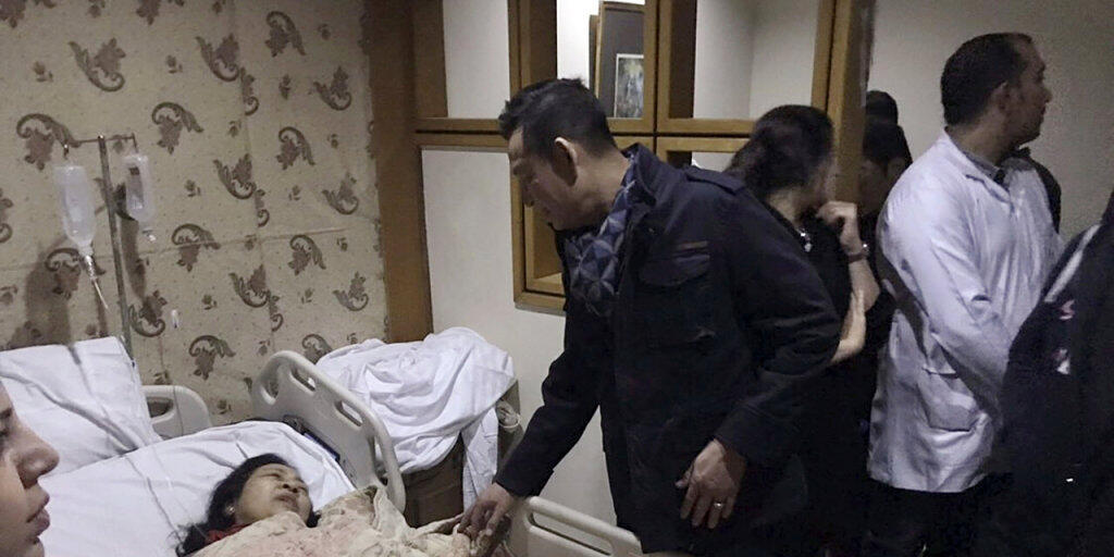 Der vietnamesische Botschafter in Kairo besucht in einem Spital eine beim Bombenanschlag auf einen Bus in Gizeh verletzte Frau. Der vietnamesische Botschafter in Kairo besucht in einem Spital eine beim Bombenanschlag auf einen Bus in Gizeh verletzte Frau.