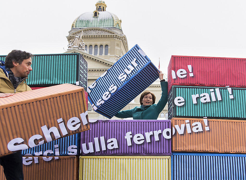 Regula Rytz, Vorstandsmitglied der Alpeninitiative und Grünen-Präsidentin stapelt mit Manuel Herrmann, Leiter Alpenschutzpolitik der Alpeninitiative, symbolisch Container. Regula Rytz, Vorstandsmitglied der Alpeninitiative und Grünen-Präsidentin stapelt mit Manuel Herrmann, Leiter Alpenschutzpolitik der Alpeninitiative, symbolisch Container.