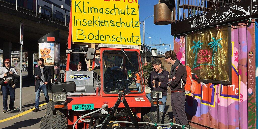 Mehrere tausend Bauern und Klimastreikende haben sich am Samstag in Bern versammelt, um gemeinsam für ihre Vision einer "Landwirtschaft mit Zukunft" einzustehen.