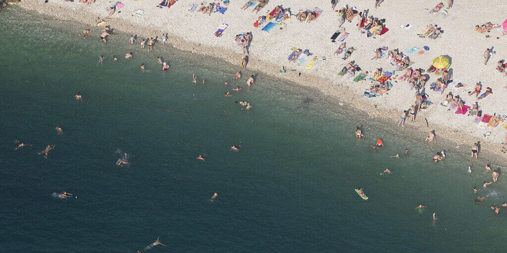 Ab Montag müssen Rückkehrerinnen und Rückkehrer aus Kroation in Quarantäne: Strand an der Adria in Pula. Ab Montag müssen Rückkehrerinnen und Rückkehrer aus Kroation in Quarantäne: Strand an der Adria in Pula.
