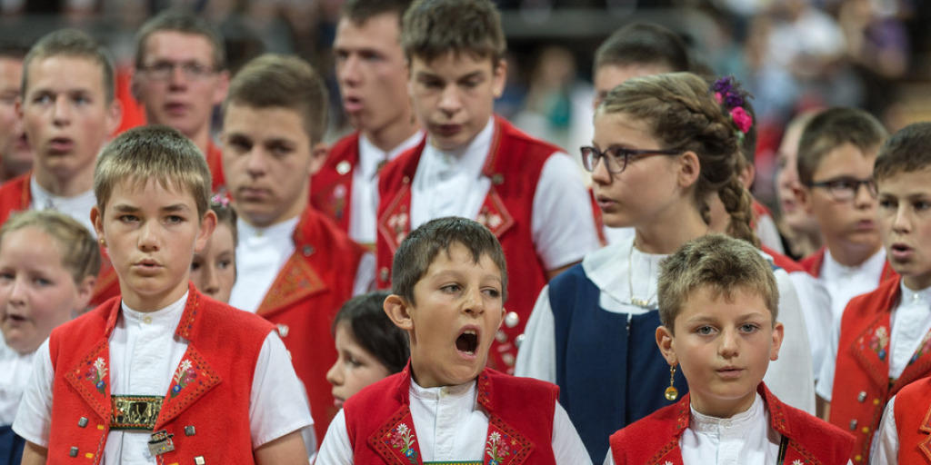 Singen sie die Landeshymne, sollen sie es künftig auch mit dem neuen Text tun können: Appenzeller Kinderjodlerchor am Eidgenössischen Jodlerfest im Jahr 2014. (Archivbild) Singen sie die Landeshymne, sollen sie es künftig auch mit dem neuen Text tun können: Appenzeller Kinderjodlerchor am Eidgenössischen Jodlerfest im Jahr 2014. (Archivbild)